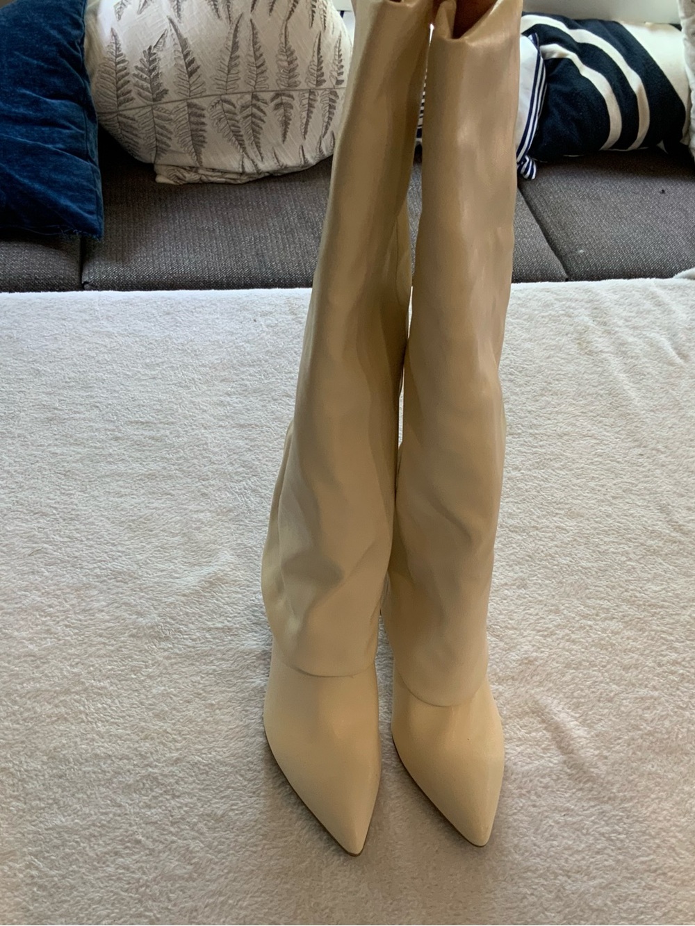 Women’s Knee-High Pointed Toe Boots white new Macys size 5.5. SKU 3195